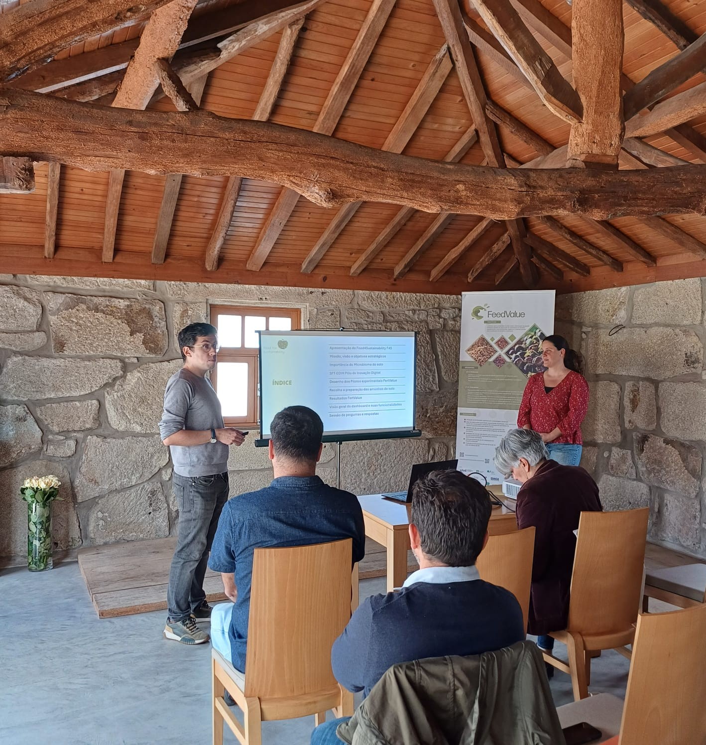 Catarina Conrado e Jorge Antunes da Food4Sustainability apresentam as caraterísticas iniciais do solo dos campos experimentais, incluindo a sua microbiologia